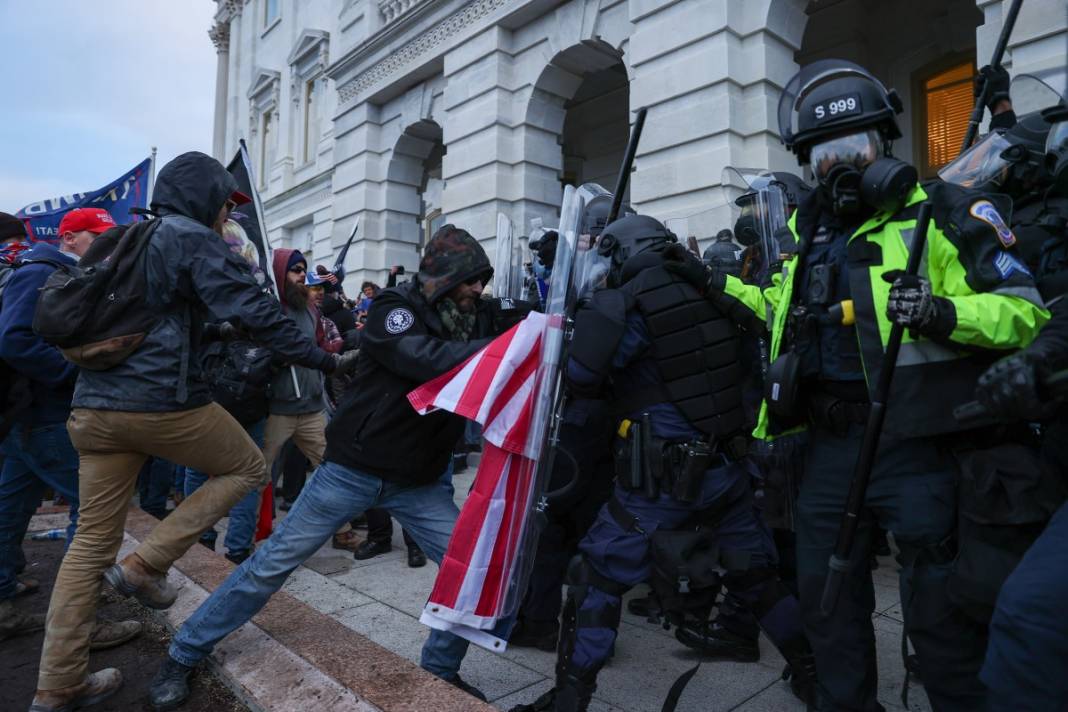 Trump ateşi! Kongre'yi bastılar, polisle çatıştılar 91