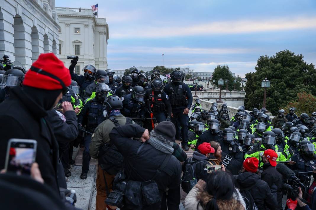 Trump ateşi! Kongre'yi bastılar, polisle çatıştılar 92