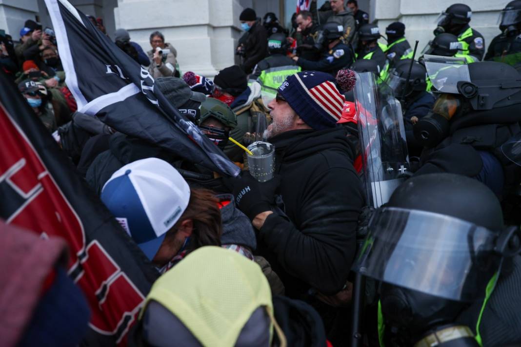 Trump ateşi! Kongre'yi bastılar, polisle çatıştılar 93