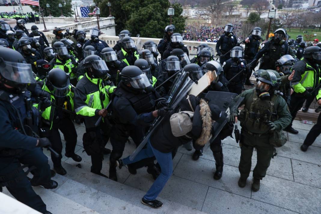 Trump ateşi! Kongre'yi bastılar, polisle çatıştılar 94