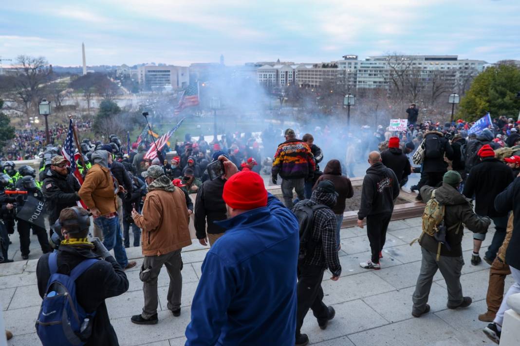 Trump ateşi! Kongre'yi bastılar, polisle çatıştılar 95