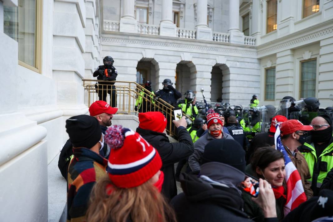 Trump ateşi! Kongre'yi bastılar, polisle çatıştılar 98