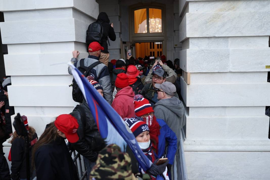 Trump ateşi! Kongre'yi bastılar, polisle çatıştılar 99