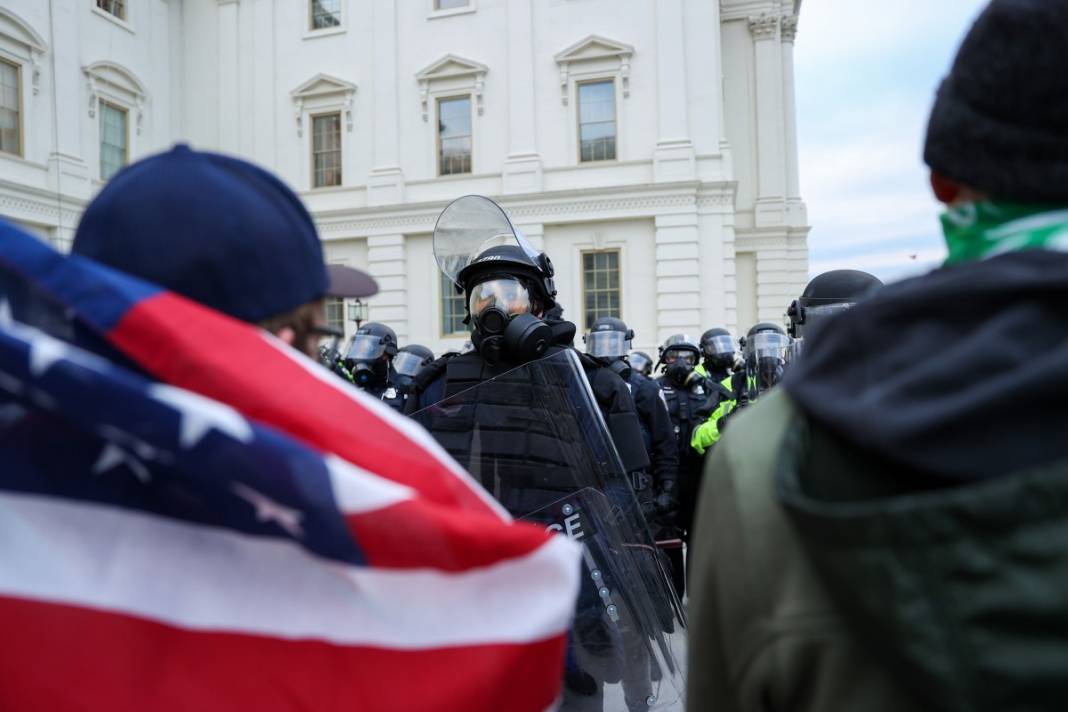Trump ateşi! Kongre'yi bastılar, polisle çatıştılar 101