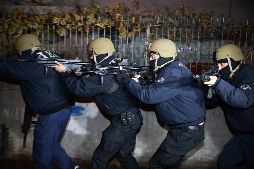 Adana'da şafak baskını! Tek tek gözaltına alındılar 1