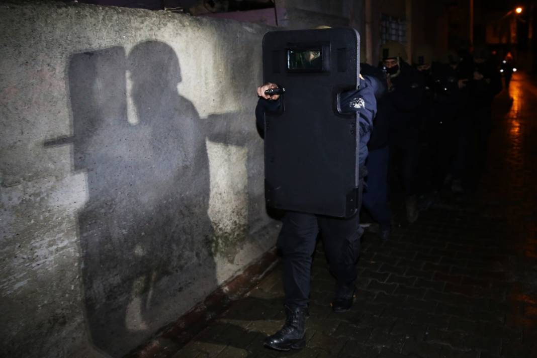 Adana'da şafak baskını! Tek tek gözaltına alındılar 2