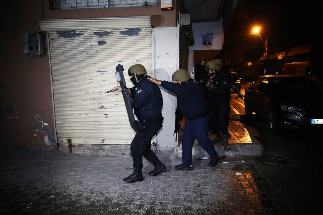 Adana'da şafak baskını! Tek tek gözaltına alındılar 3