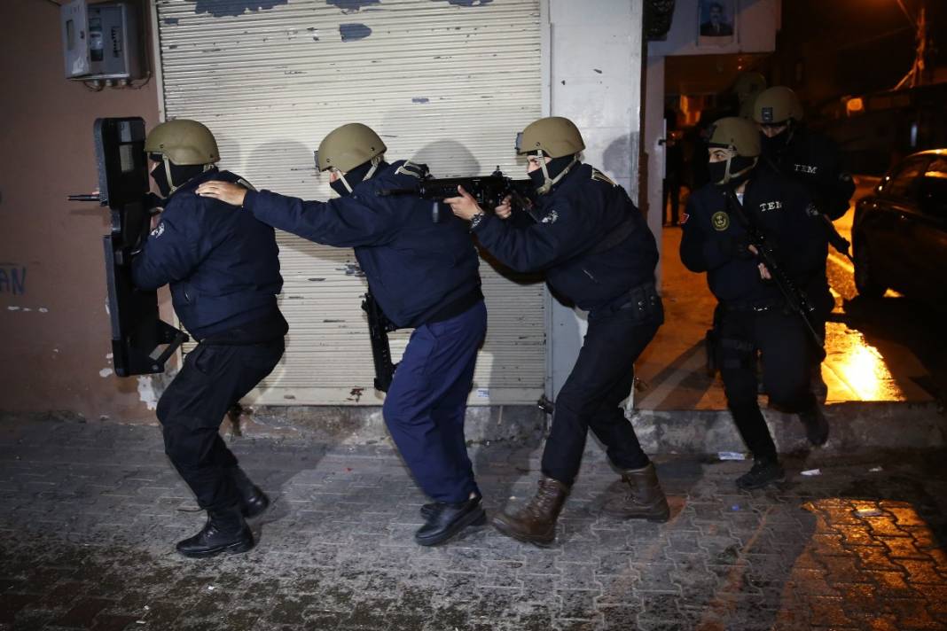 Adana'da şafak baskını! Tek tek gözaltına alındılar 4