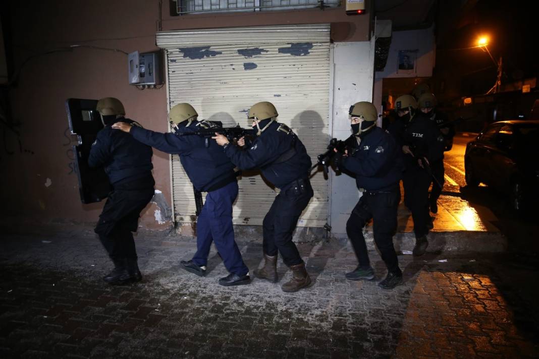 Adana'da şafak baskını! Tek tek gözaltına alındılar 5