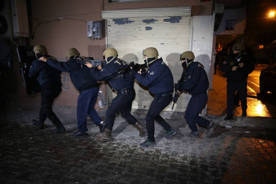 Adana'da şafak baskını! Tek tek gözaltına alındılar 6