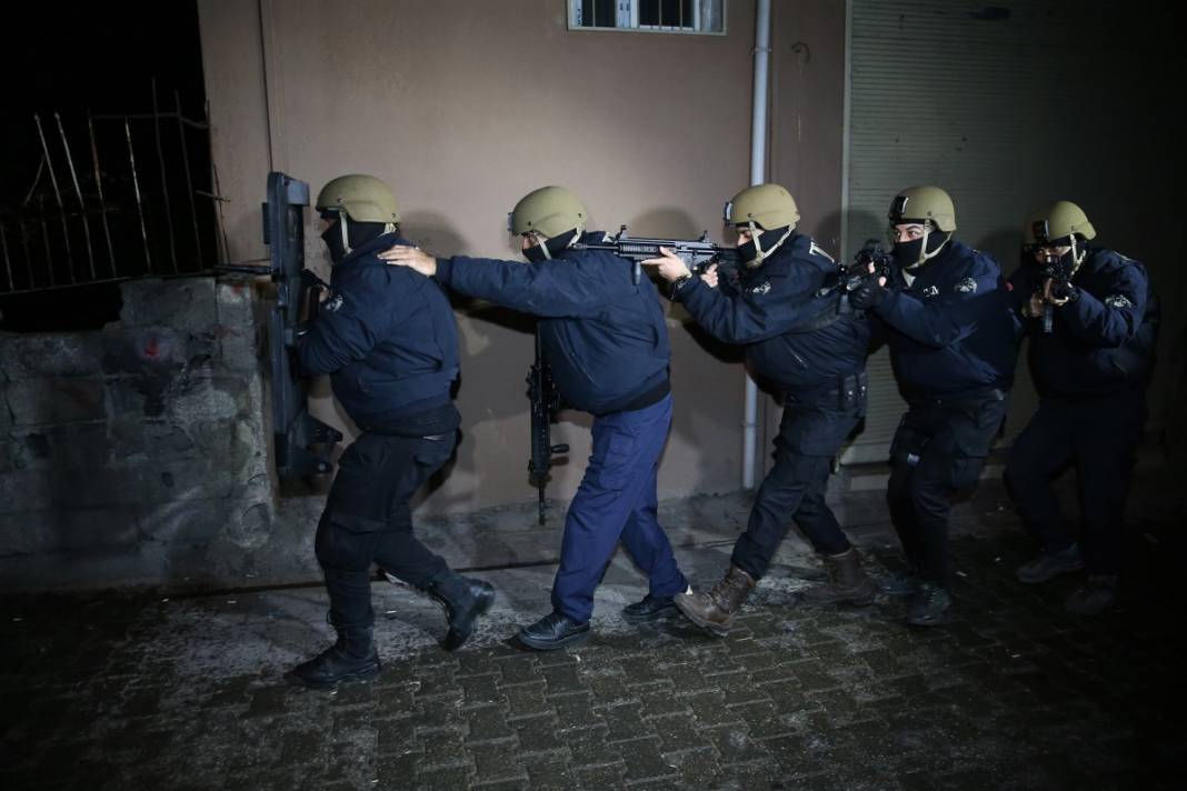 Adana'da şafak baskını! Tek tek gözaltına alındılar 7