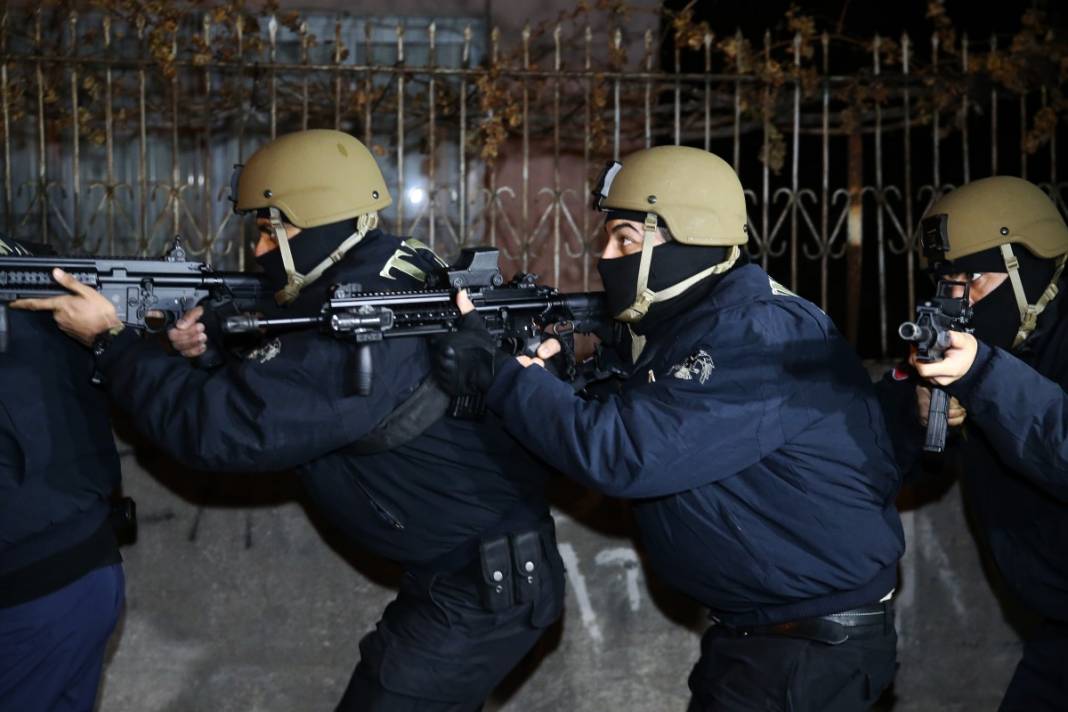 Adana'da şafak baskını! Tek tek gözaltına alındılar 8