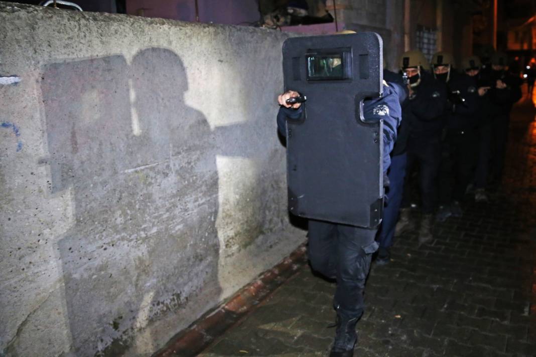 Adana'da şafak baskını! Tek tek gözaltına alındılar 9