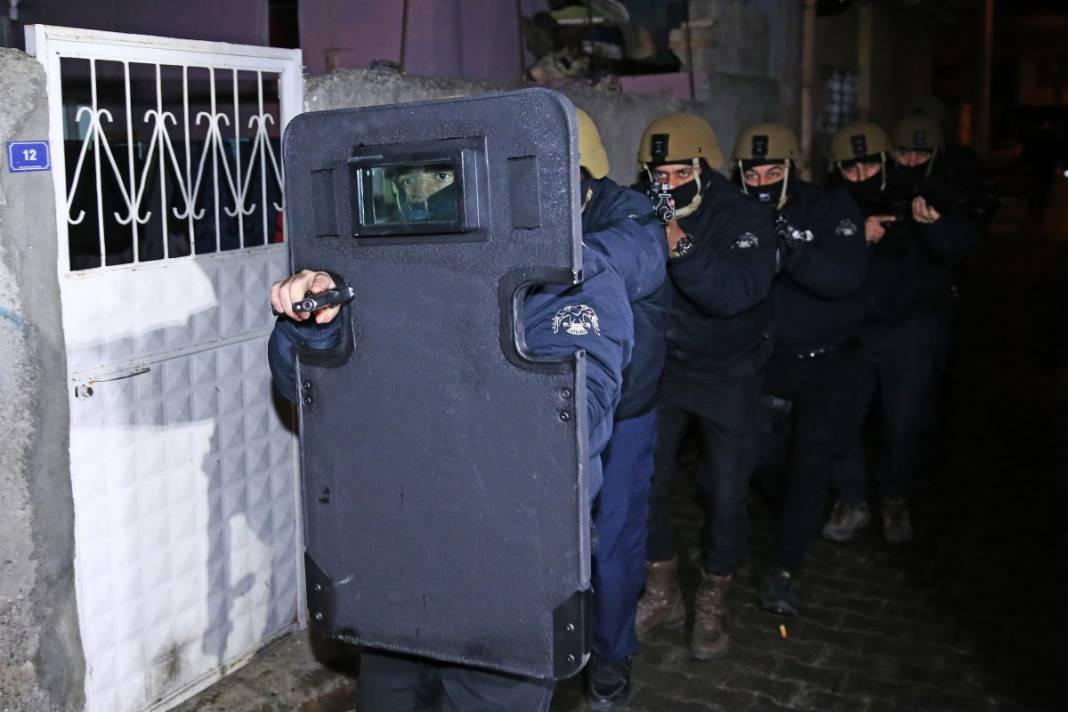 Adana'da şafak baskını! Tek tek gözaltına alındılar 10