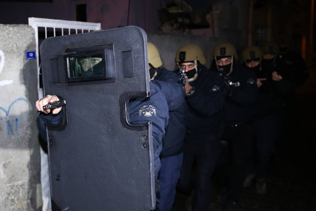 Adana'da şafak baskını! Tek tek gözaltına alındılar 11