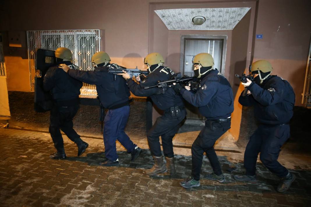 Adana'da şafak baskını! Tek tek gözaltına alındılar 12