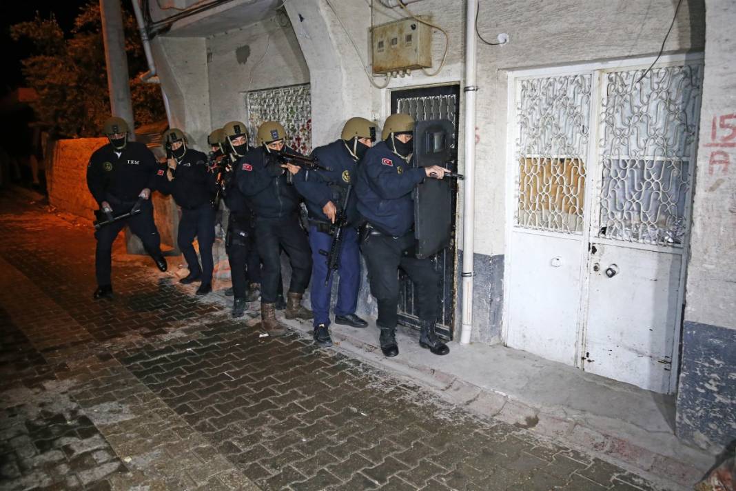 Adana'da şafak baskını! Tek tek gözaltına alındılar 13
