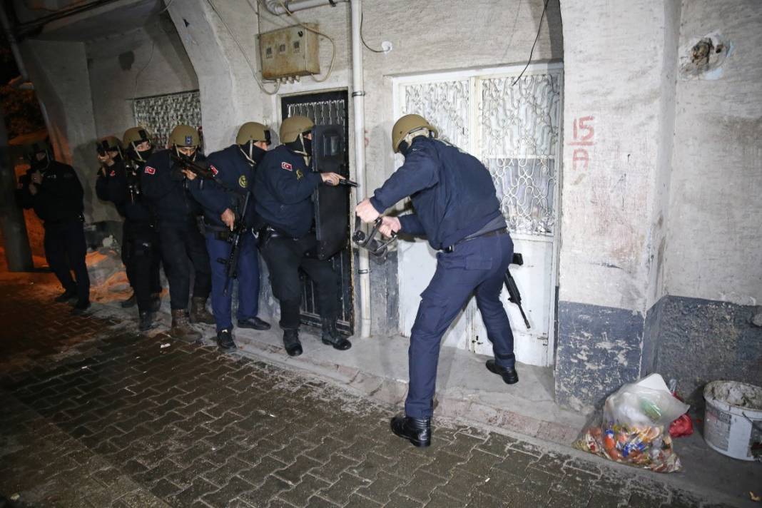 Adana'da şafak baskını! Tek tek gözaltına alındılar 14