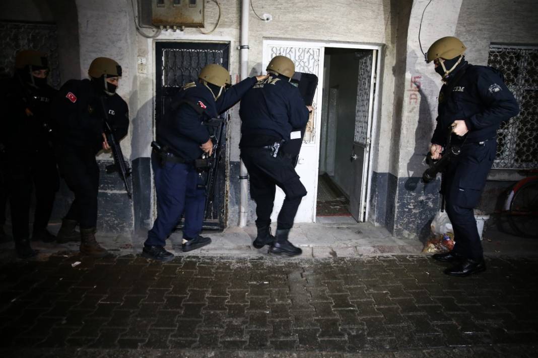 Adana'da şafak baskını! Tek tek gözaltına alındılar 15