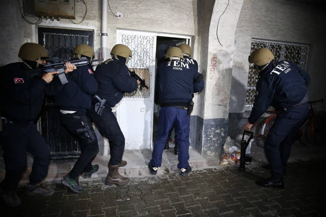 Adana'da şafak baskını! Tek tek gözaltına alındılar 17