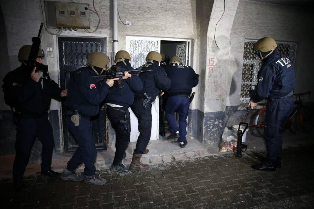 Adana'da şafak baskını! Tek tek gözaltına alındılar 18