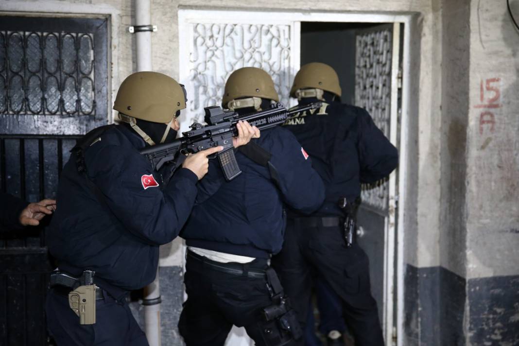 Adana'da şafak baskını! Tek tek gözaltına alındılar 19