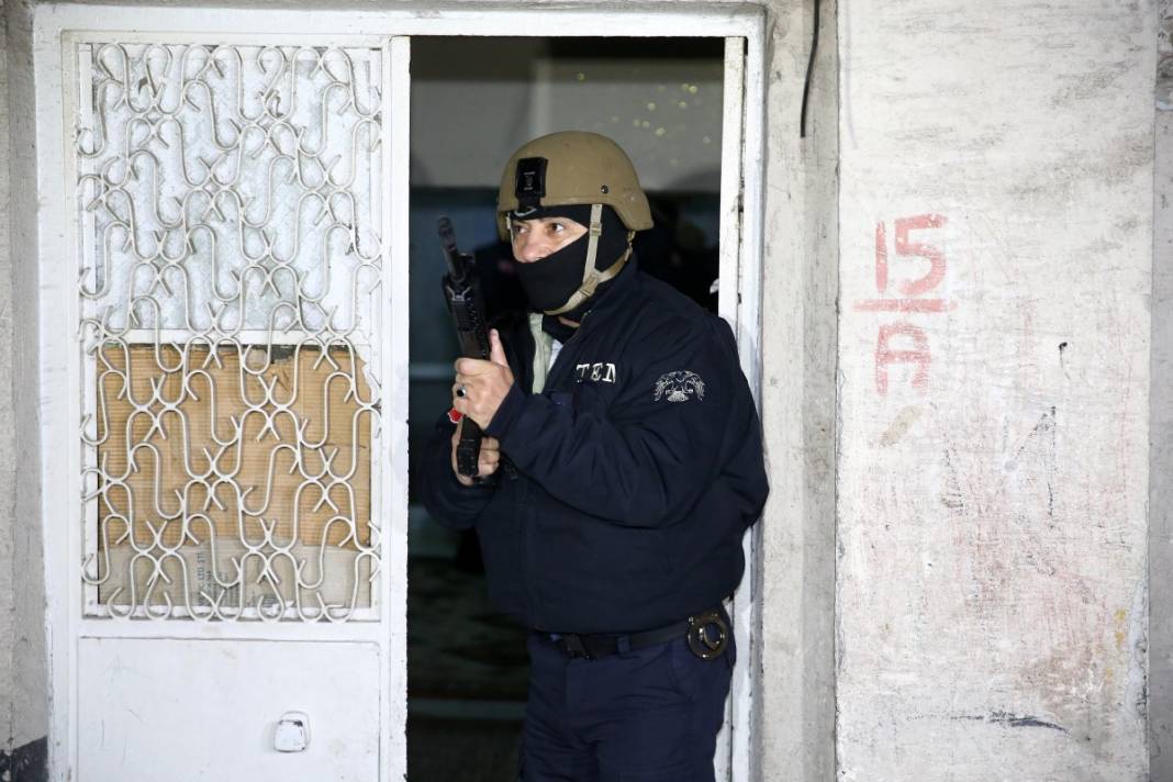 Adana'da şafak baskını! Tek tek gözaltına alındılar 20