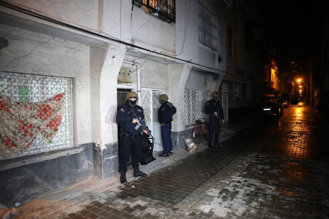 Adana'da şafak baskını! Tek tek gözaltına alındılar 21