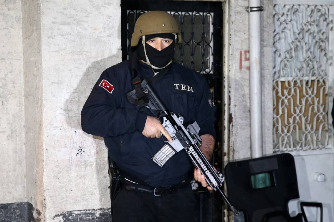 Adana'da şafak baskını! Tek tek gözaltına alındılar 22