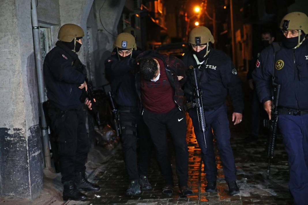 Adana'da şafak baskını! Tek tek gözaltına alındılar 23