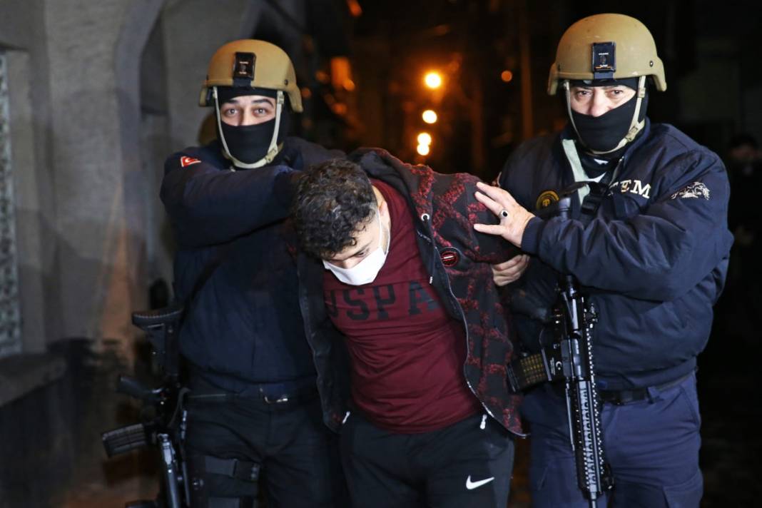 Adana'da şafak baskını! Tek tek gözaltına alındılar 24