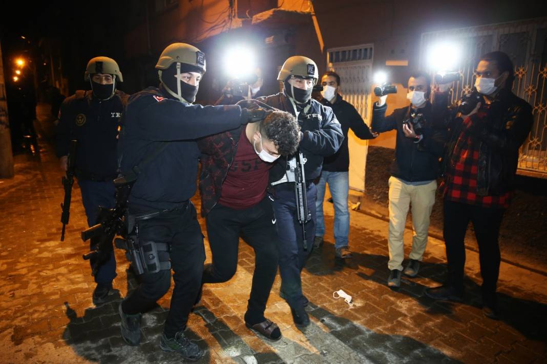 Adana'da şafak baskını! Tek tek gözaltına alındılar 25