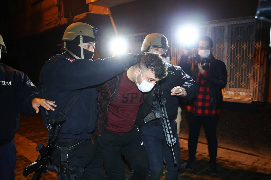 Adana'da şafak baskını! Tek tek gözaltına alındılar 26