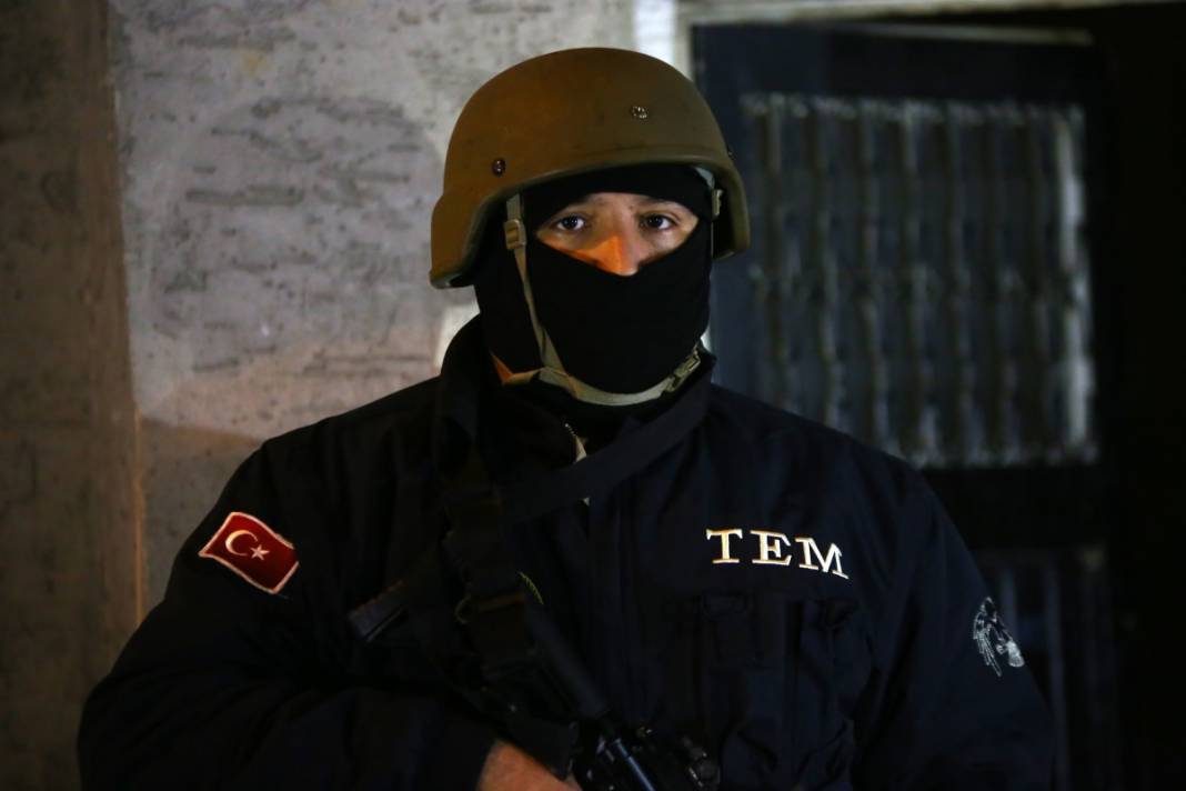 Adana'da şafak baskını! Tek tek gözaltına alındılar 27