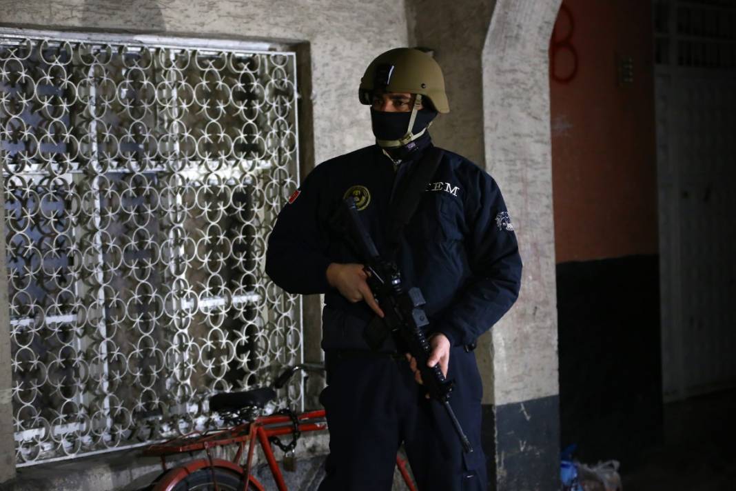 Adana'da şafak baskını! Tek tek gözaltına alındılar 28