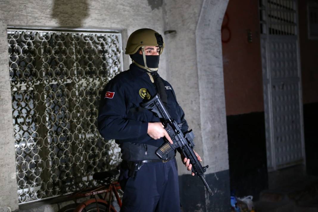 Adana'da şafak baskını! Tek tek gözaltına alındılar 29