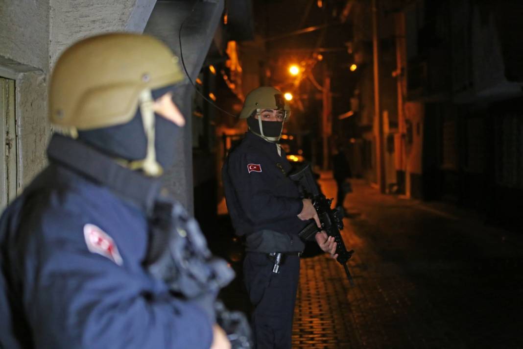 Adana'da şafak baskını! Tek tek gözaltına alındılar 30