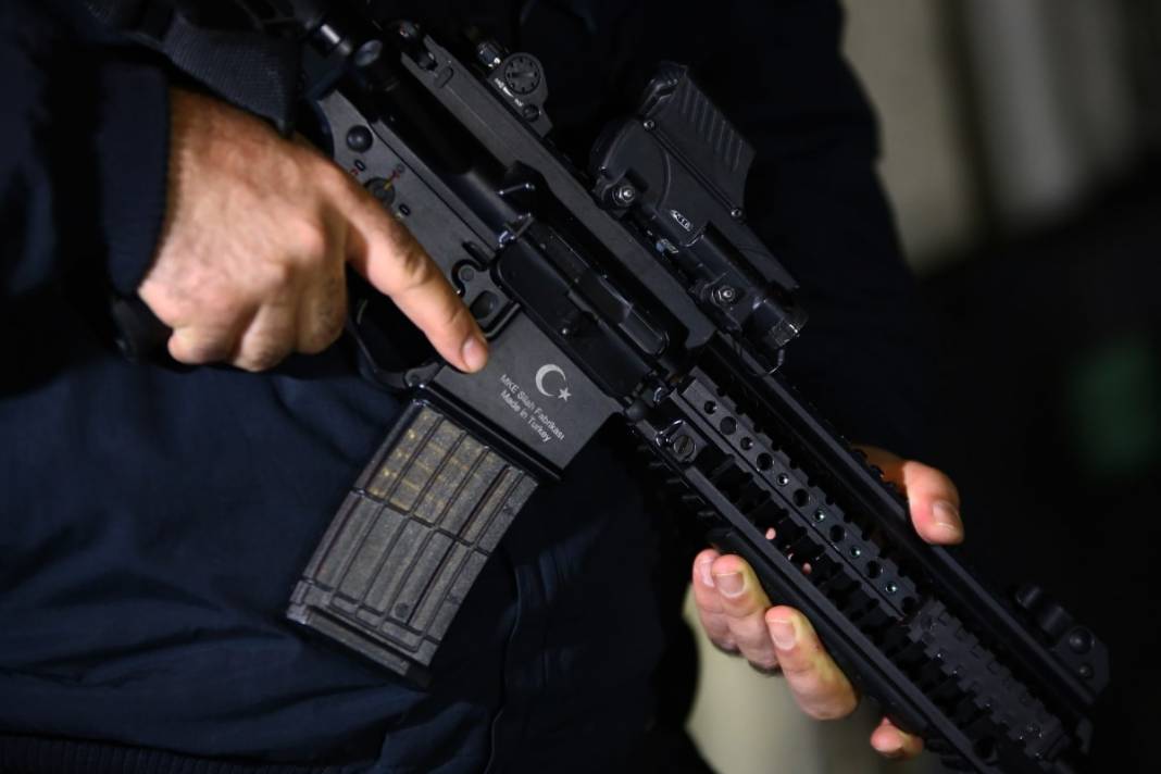 Adana'da şafak baskını! Tek tek gözaltına alındılar 31