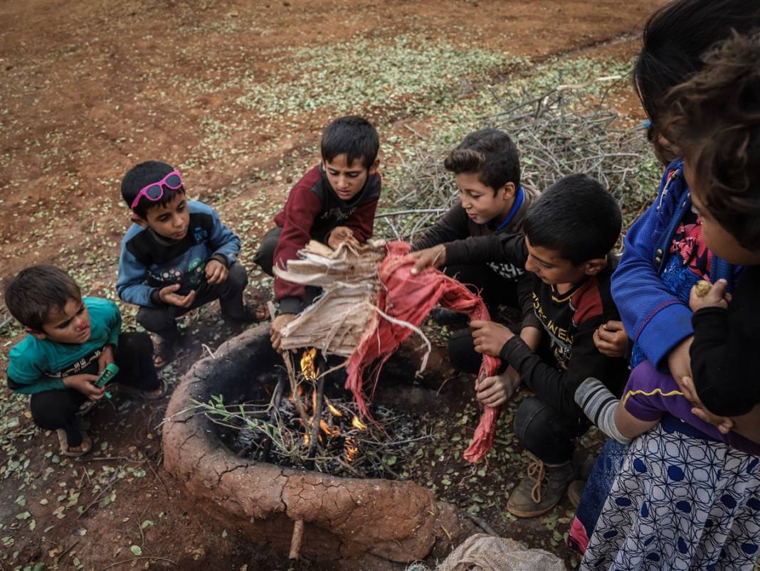 İdlib'de yüz binlerce sivil ısınmak isterken sağlığından oluyor 10