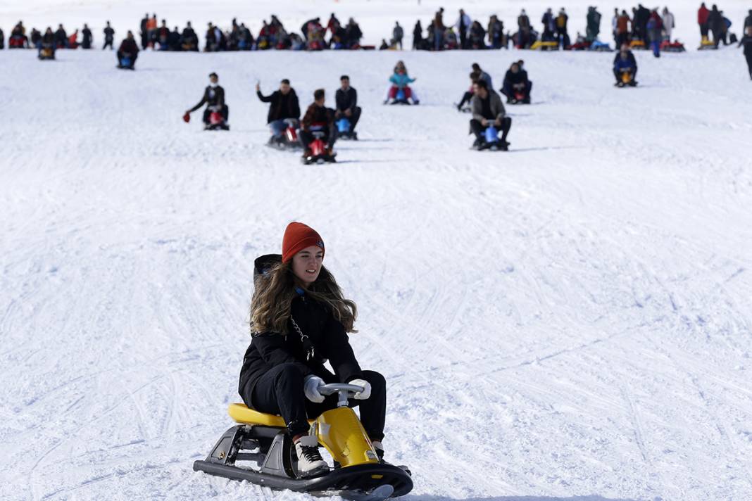 Kayak merkezlerinde Kovid- 19 yasaklarına yine uyulmadı 9