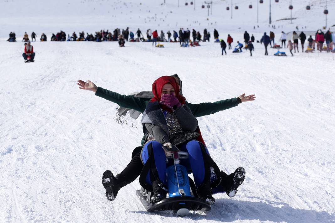 Kayak merkezlerinde Kovid- 19 yasaklarına yine uyulmadı 12