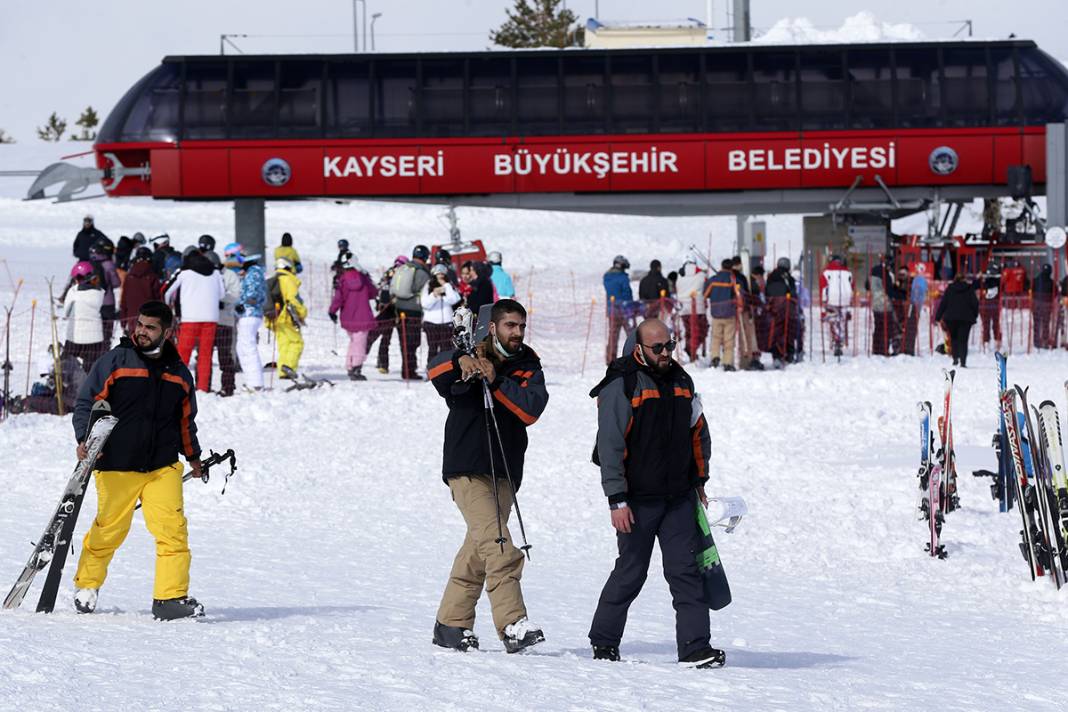 Kayak merkezlerinde Kovid- 19 yasaklarına yine uyulmadı 13