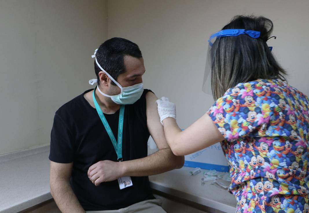 Sağlık çalışanlarına aşılama başladı 20