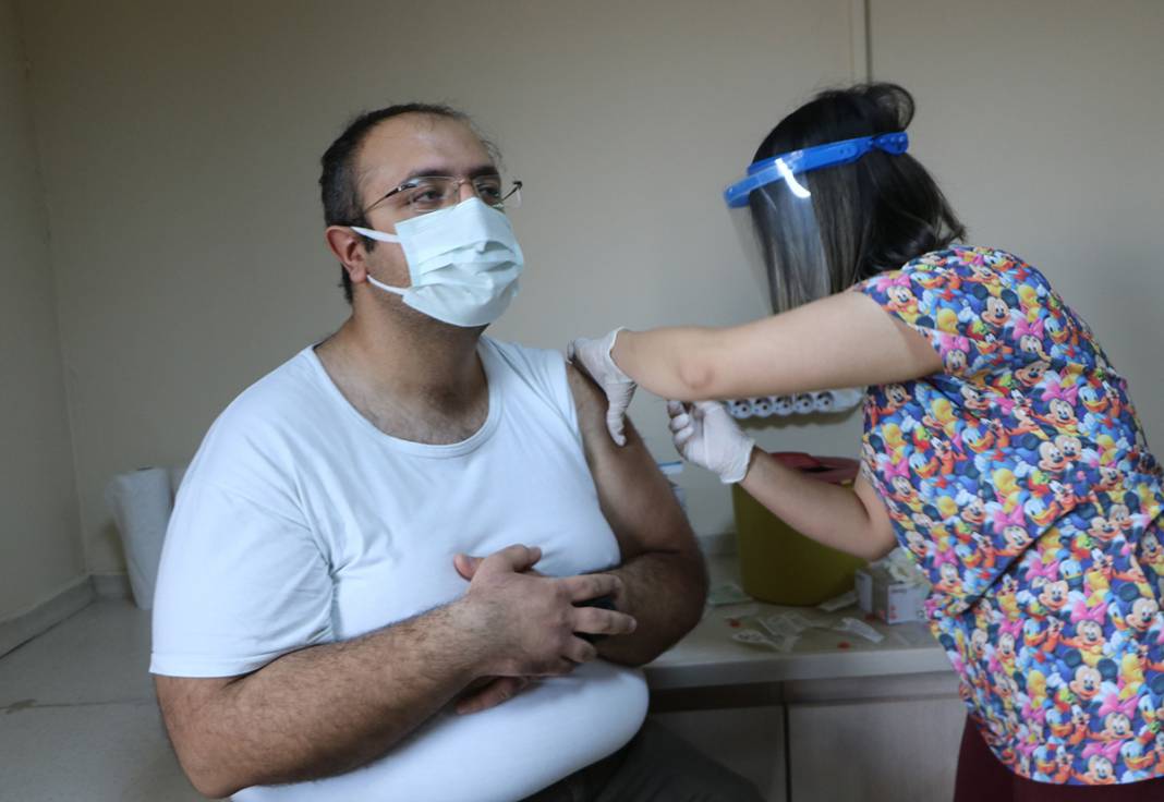 Sağlık çalışanlarına aşılama başladı 21