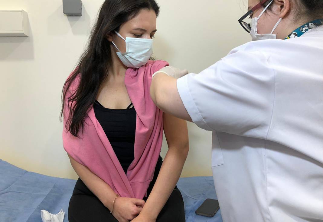 Sağlık çalışanlarına aşılama başladı 22