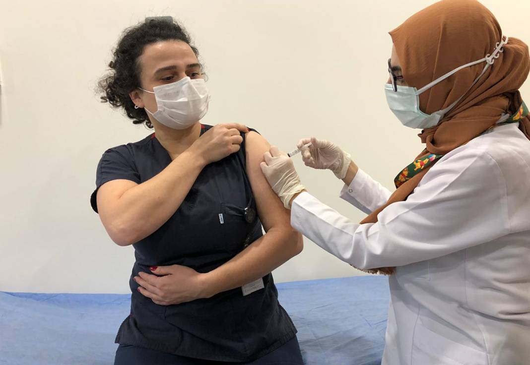 Sağlık çalışanlarına aşılama başladı 2