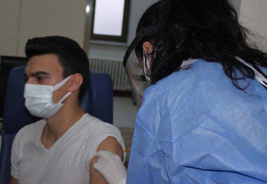 Sağlık çalışanlarına aşılama başladı 3