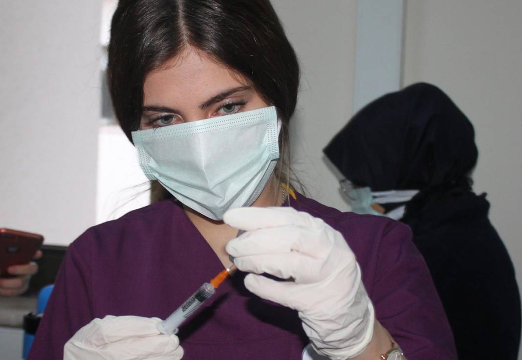 Sağlık çalışanlarına aşılama başladı 4