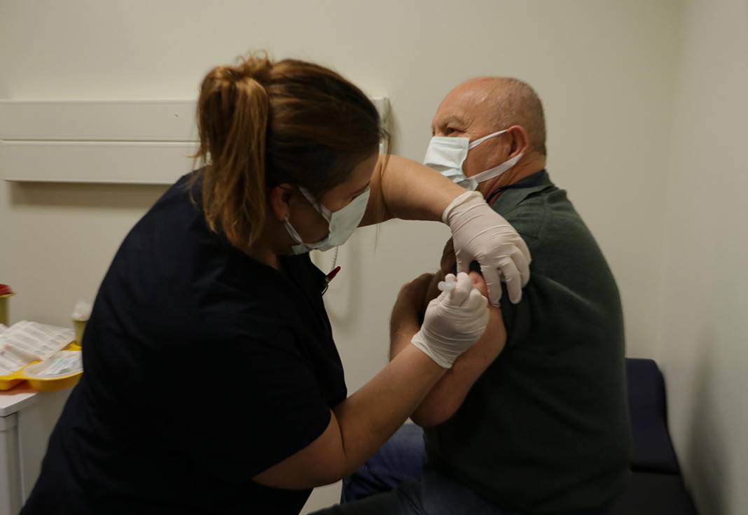 Sağlık çalışanlarına aşılama başladı 6