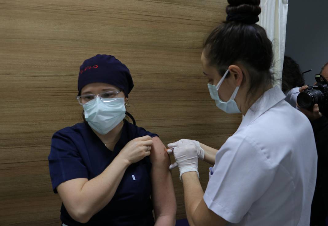 Sağlık çalışanlarına aşılama başladı 7